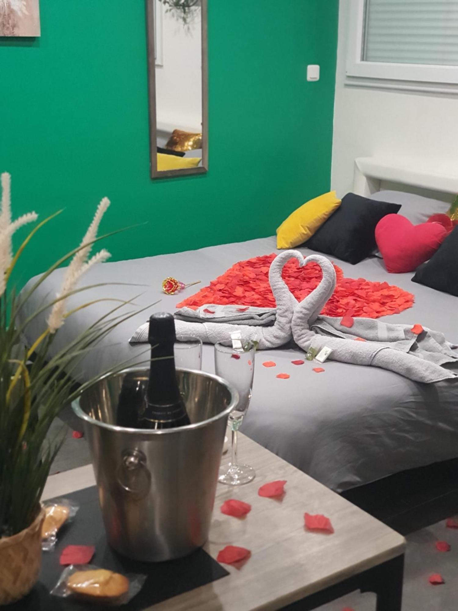 Suite Jacuzzi Privatif Plage Des Catalans 马赛 外观 照片